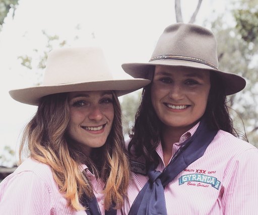 Alice et Erin (une saisonnière venant de Melbourne) à la journée annuelle de vente de taureaux