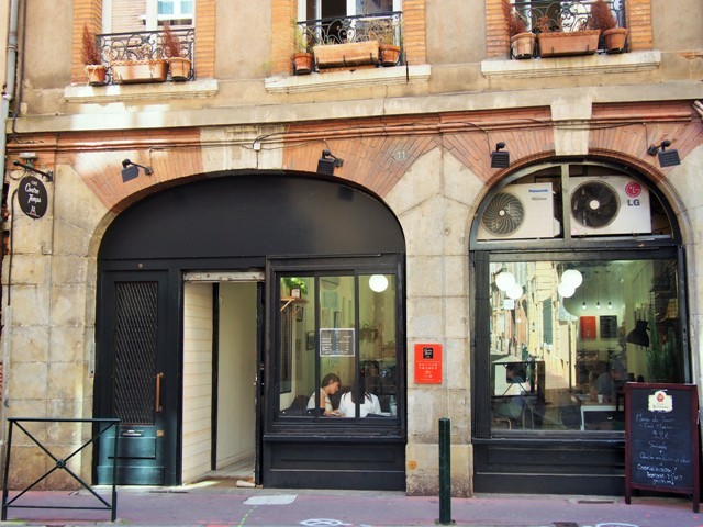 Rue de la bourse à Toulouse, découvrez le concept original du café contretemps