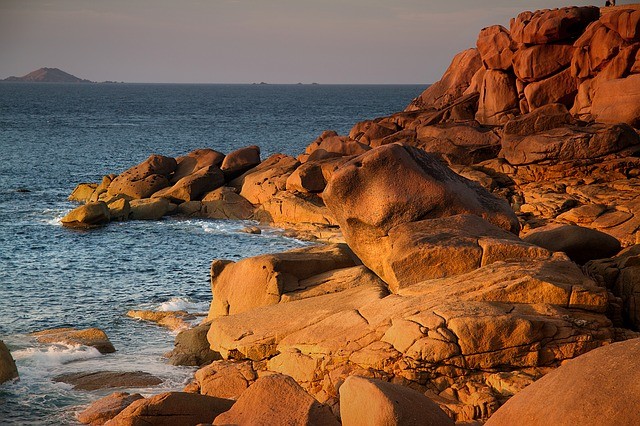 Lever de soleil, visiter la côte de granit rose, Côtes d'armor, Bretagne, France