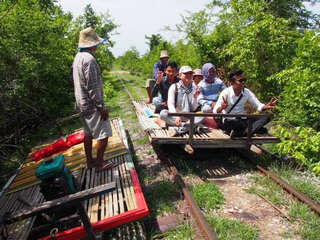 Bamboo train à Battambang, moyen de transport insolite au Cambodge - Blog voyage Smilingandtraveling