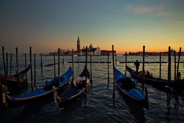 Coucher de soleil à Venise, gondoles et San Giorgio Maggiore