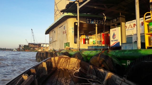 Station essence, marché flottant de Can Tho dans le Delta du Mékong