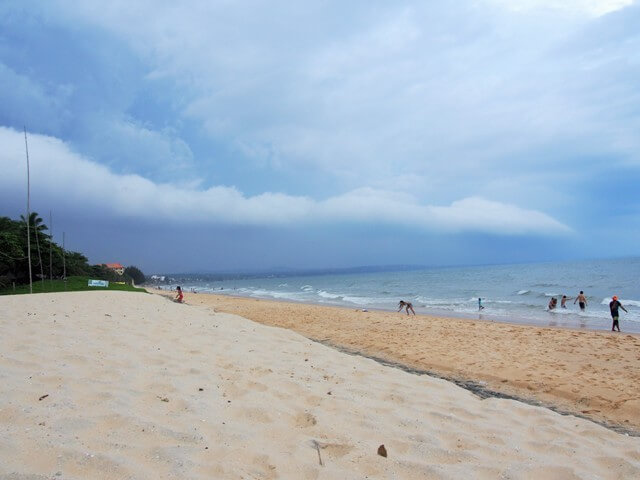 Mousson sur la plage de Mui Ne au Vietnam