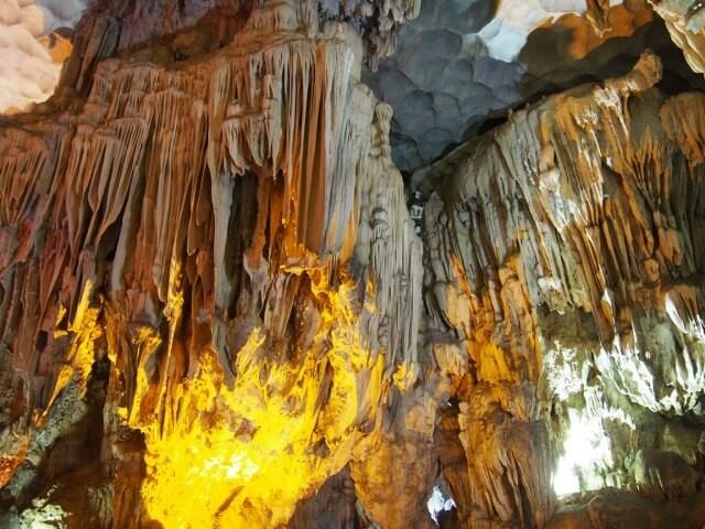 Grotte excursion à la Baie d'Halong