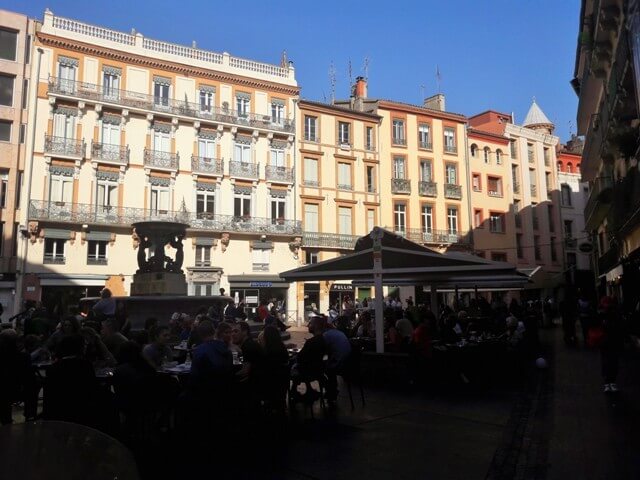 Place de la Trinité - Où boire un verre en terrasse à Toulouse? Smilingandtraveling