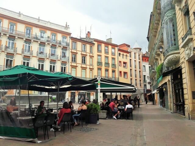 Place de la trinité: où boire un verre en terrasse à Toulouse? Blog voyage Smilingandtraveling