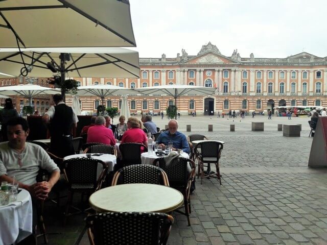Où boire un verre en terrasse à Toulouse? Place du Capitole - Smilingandtraveling