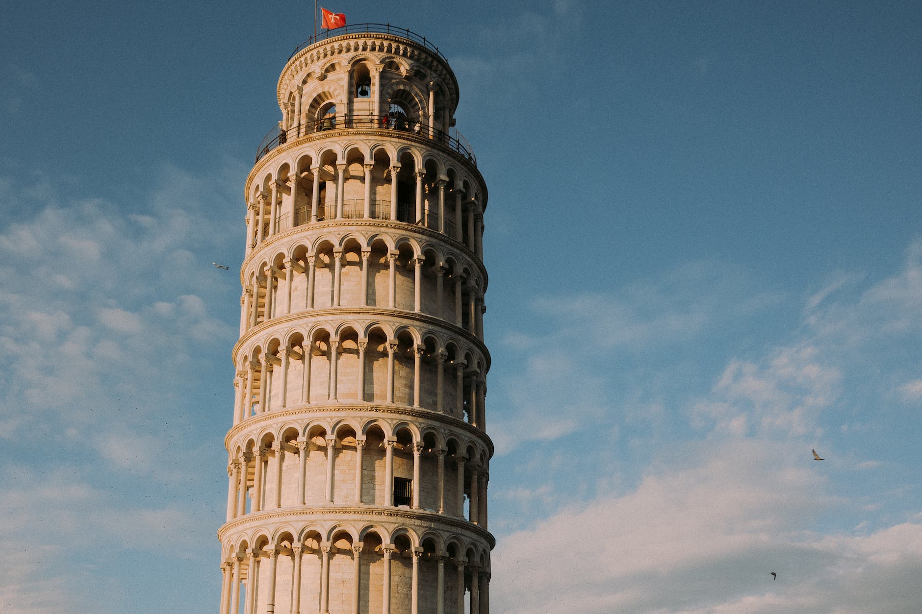 leaning tower of pisa under blue sky