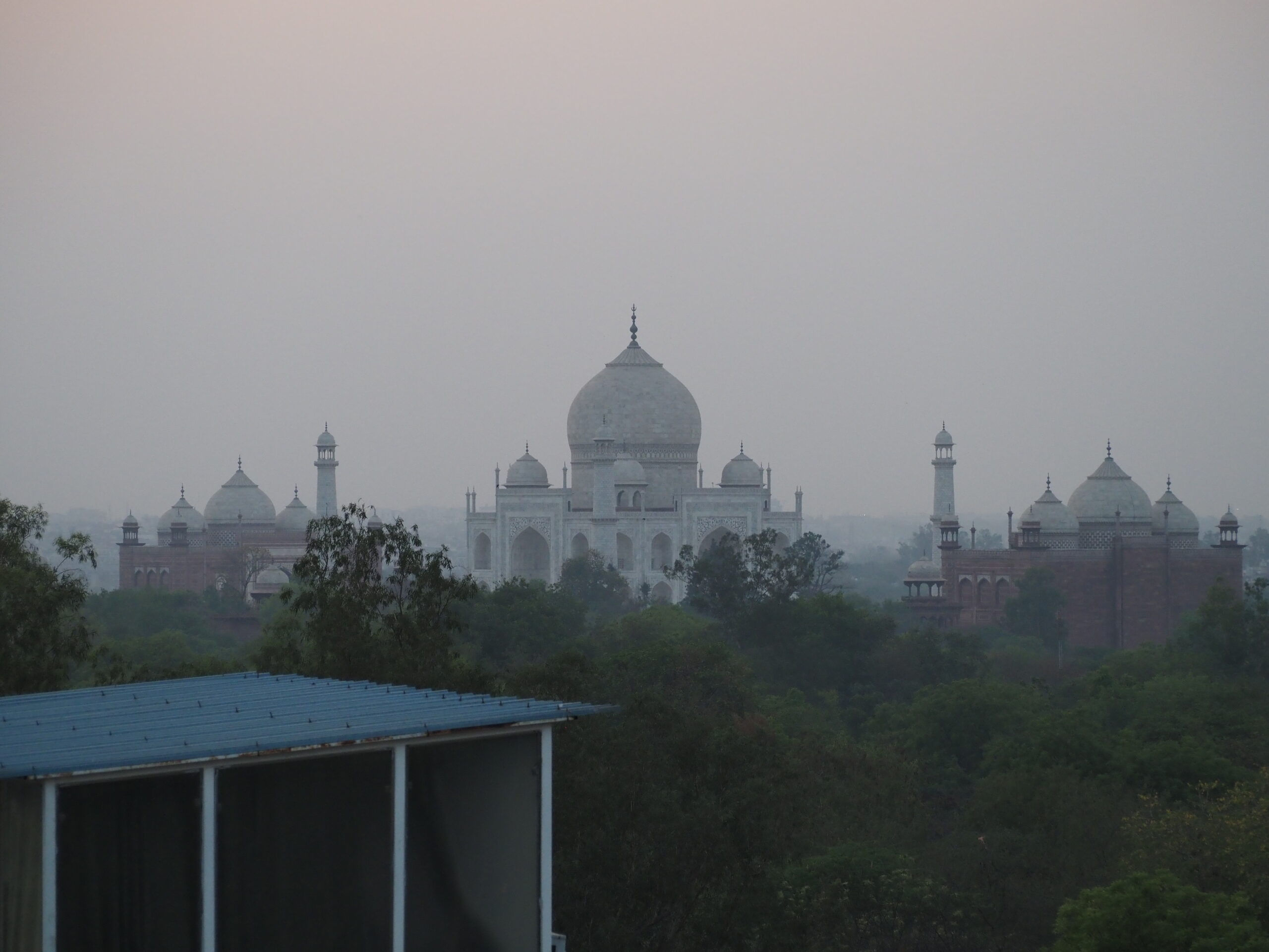 vue sur le Taj Mahal depuis l'hôtel à Agra